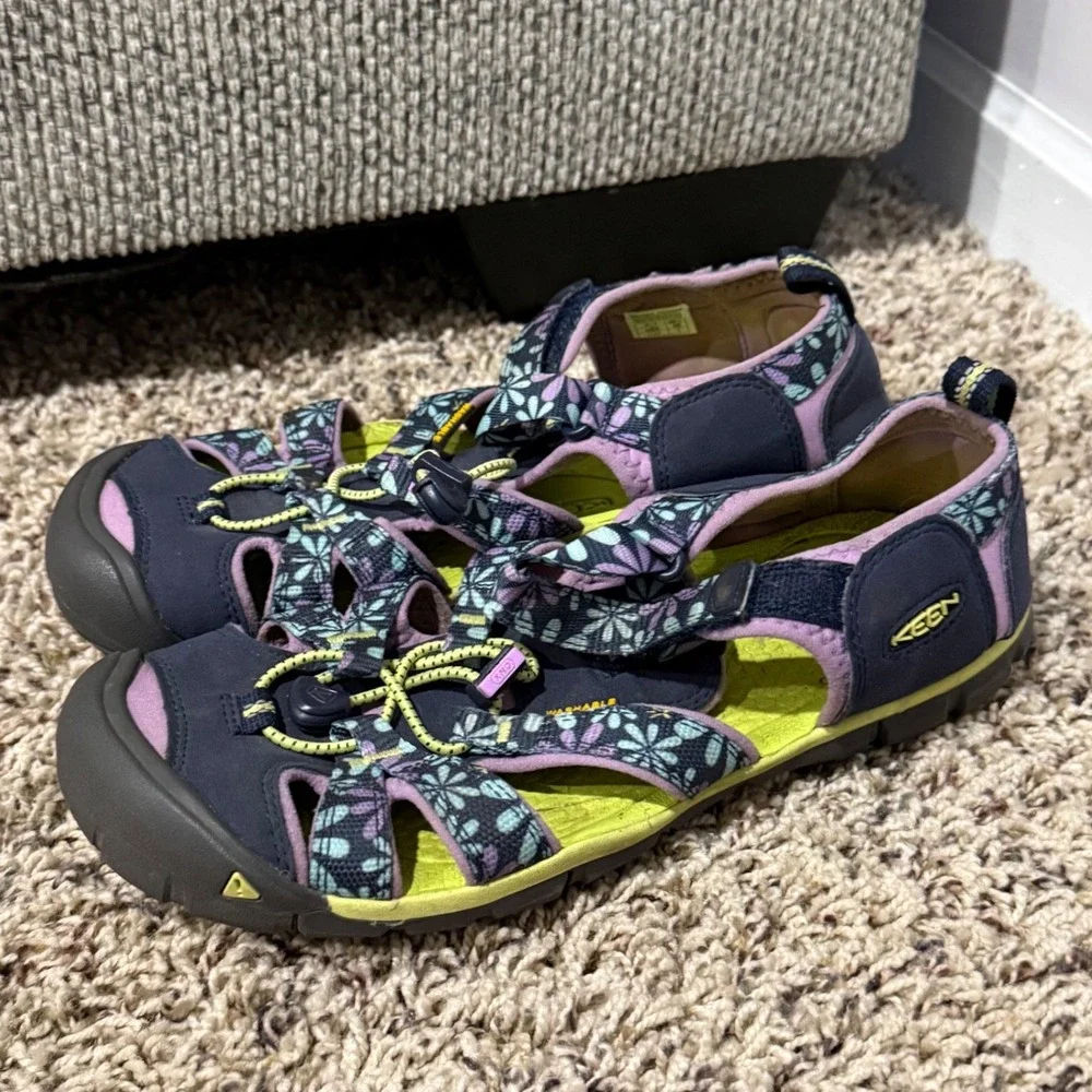 Keen girls 6 Seacamp in Black Violet Navy Purple Floral Waterproof Hiking Sandal